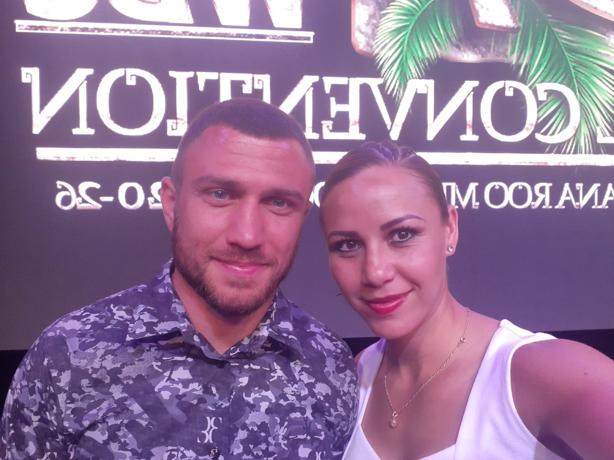 Loba_Munoz's tweet photo. Esperando la pelea con @VICTORSILVAF por @canalspace #combateSPACE #LomachenkoLopez #TeamLomachenko
#VamosLoba #LobaCampeona #LobaMuñoz #LaLobaRegreso #Boxing #WBC #Champion #Female #World #SheWolf #LobaMuñozTeam https://t.co/68mcNjw7qi