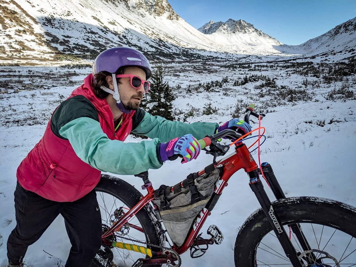 Who's out there riding Winter's first ❄️ of the season?

Love the #snow but hate those #frozen fingers? Our carbon bars are not only crazy light and the 💣-diggity, but also way warmer than alloy bars when temperatures 🌡️🧊 drop.

#fatbike #winter #wintercycling #WrenSuspension