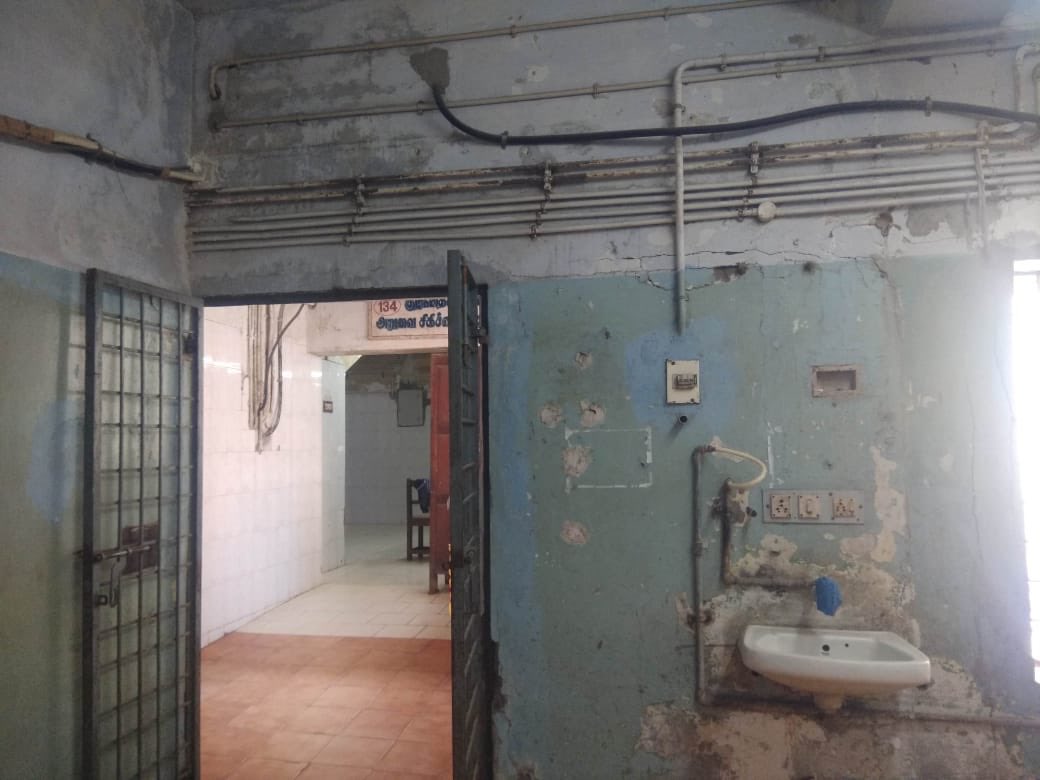 erasaravanan's tweet image. எங்கள் படப்பிடிப்புக்காக தஞ்சை ராசா மிராசுதார் அரசு மருத்துவமனைக்கு வந்தார் ஜோதிகா. மனம் கசிந்தவராக தன்னால் முடிந்த உதவியைச் செய்து மருத்துவமனையை எப்படி மாற்றி இருக்கிறார் பாருங்கள்... அன்பில், அக்கறையில் வியக்க வைக்கும் எங்கள் மாதங்கி வாழ்க பல்லாண்டு!
#HappyBirthdayJyothika