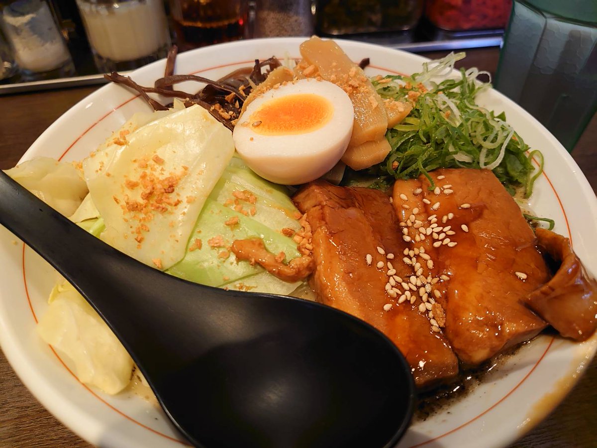 SakeTsunashima's tweet photo. 綱島駅前にある #清正 で、#熊本ターロー麺 を。
スープは程よく臭くて、熊本ラーメン欲をしっかりと満たしてくれます。具沢山で、角煮も柔らかく、スープにコクを更に足してくれる逸品。
そして、癖になる「絶品！辛子高菜」も忘れずに。
家系とは違った癖になるお店です
#綱島 #元祖熊本黒拉麺 #清正 https://t.co/YypSvKeqK8