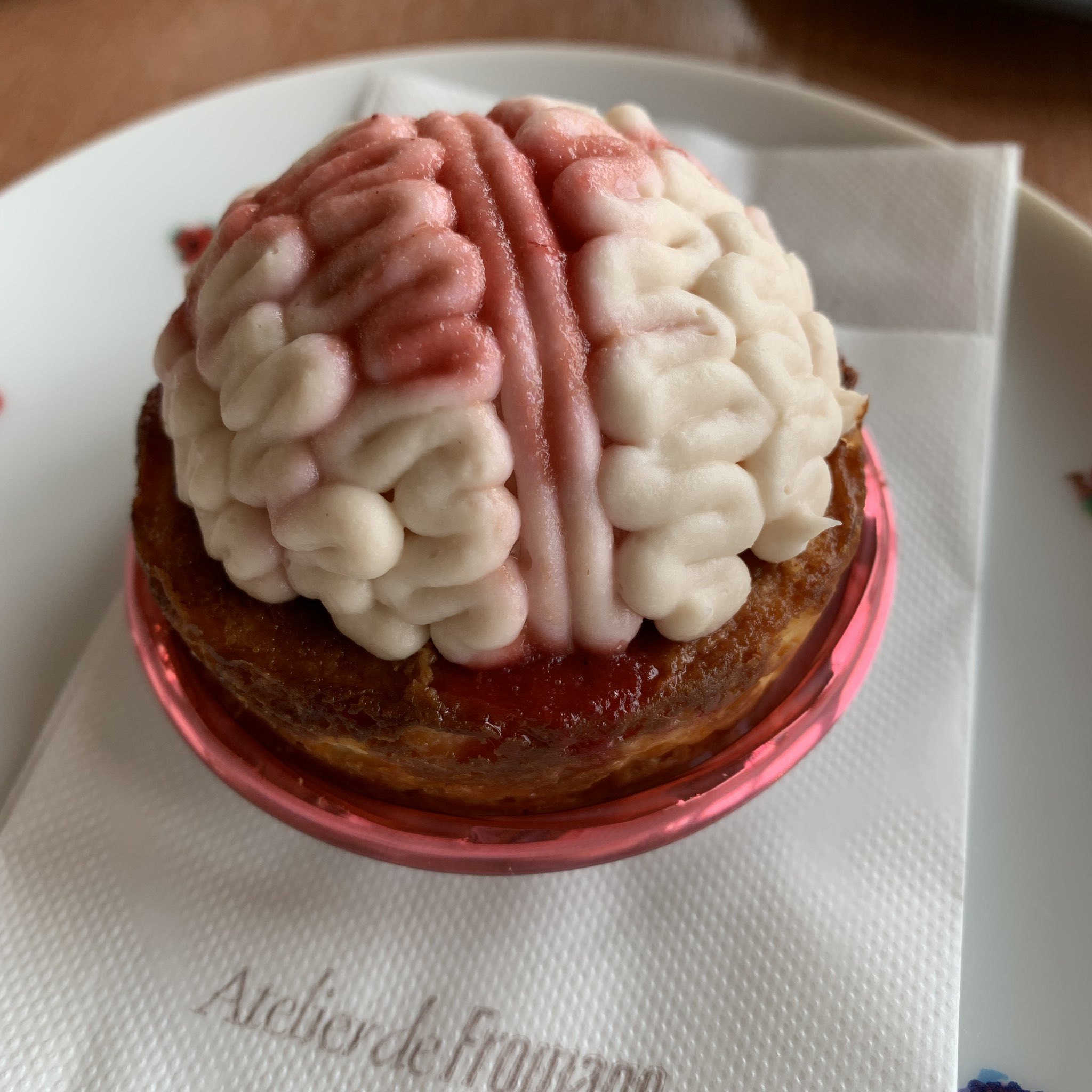 きんたろ ハロウィンバスク 土台はベイクドチーズケーキ ラズベリーを仕込んで クリームチーズとマスカルポーネ ハロウィン仕様で 少々グロいけど うまうま T Co Vcg54d6mag Twitter