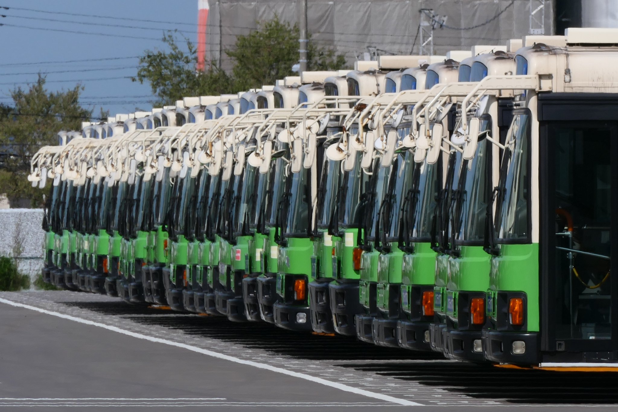 くまなん これが都営バスの墓場 エルガを中心に100台以上廃車されてるけど 譲渡先あるんかね T Co Gsulitgfdx Twitter