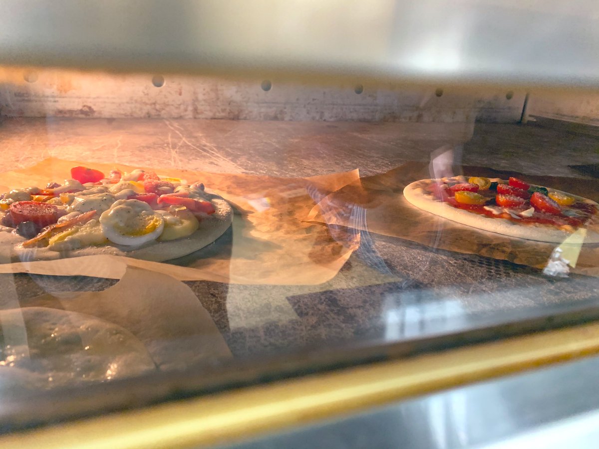 FoodSt6's tweet photo. 実は先週、実習でピザを焼きました🍕✨

ピザの生地も1から作りこねるのが大変でしたが、好きな食材を使っていいので一人一人個性が出ていて3枚目のようにとてもカラフルに仕上がり映えの光景が...✨

まだ10月ですが11月20日はピザの日なんです！11月20日ピザ好きの人は作ってみてください😆✨ https://t.co/GSfEQbo09T