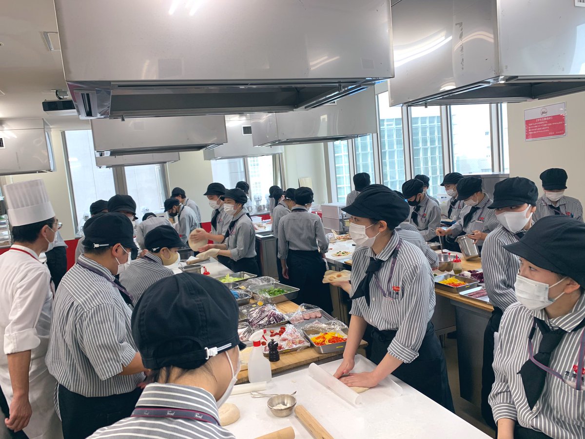 FoodSt6's tweet photo. 実は先週、実習でピザを焼きました🍕✨

ピザの生地も1から作りこねるのが大変でしたが、好きな食材を使っていいので一人一人個性が出ていて3枚目のようにとてもカラフルに仕上がり映えの光景が...✨

まだ10月ですが11月20日はピザの日なんです！11月20日ピザ好きの人は作ってみてください😆✨ https://t.co/GSfEQbo09T