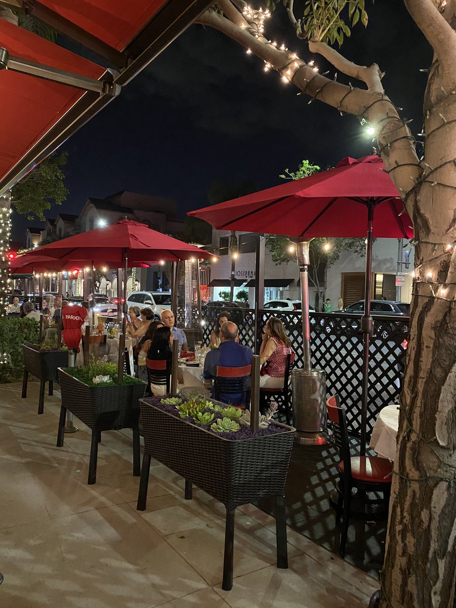 Goodnight 😴😴 

#patiodining #nightphotography #letsweekend #saturdaynight #saturdayvibes #outdoordining #goodvibes #dinner #autumnvibes🍁