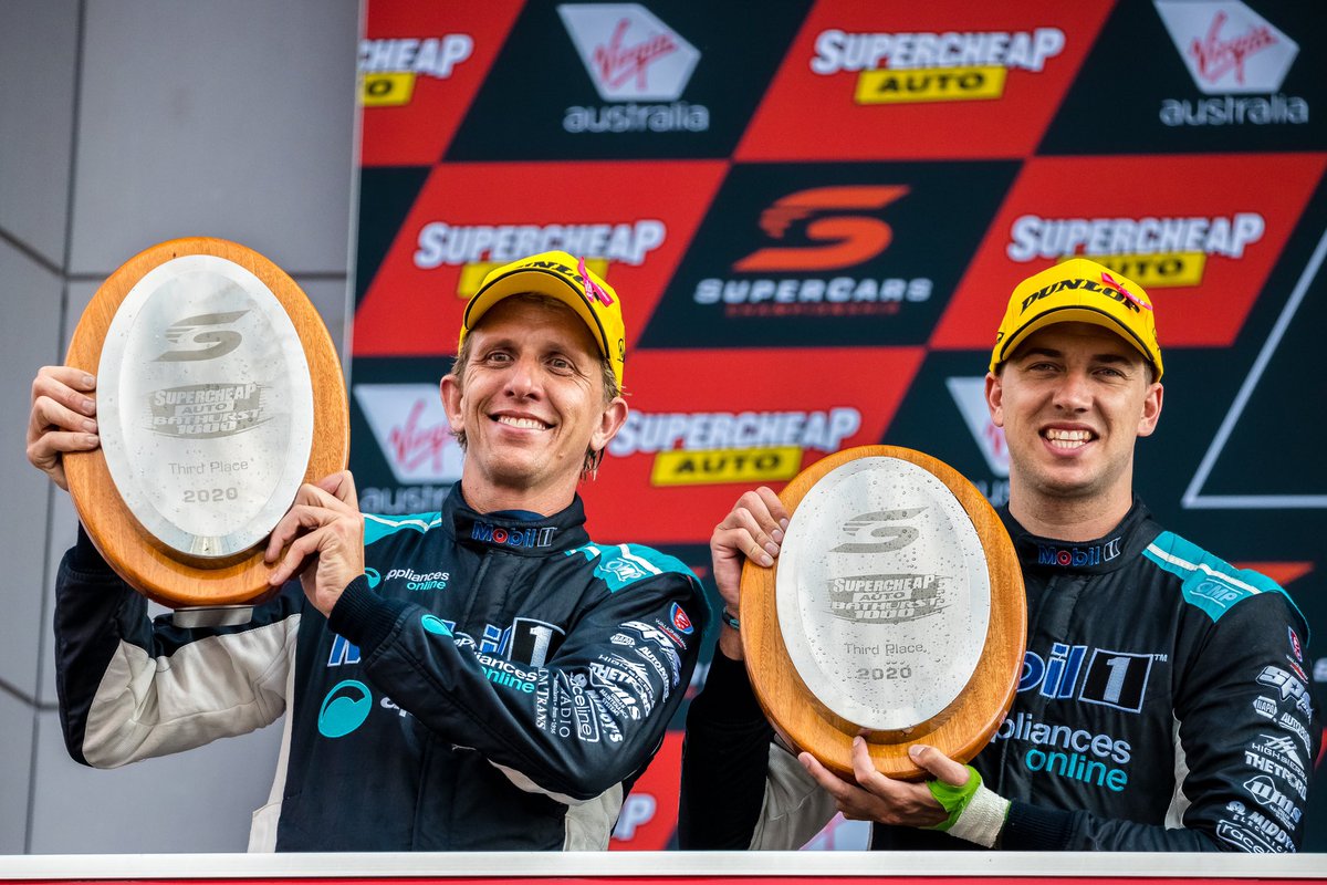 🏆 🍾
#WalkAndUnite #Bathurst1000 https://t.co/21jZU2c2Xz