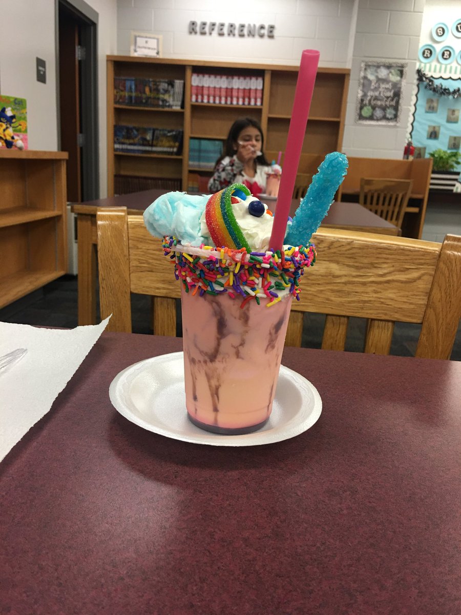 RogersDebra's tweet photo. Daisy Summer Readers celebrate with Amazing Shakes!  #crazyaboutdaisy #hcslead #hcslibrarymedia https://t.co/QoXGbNU1h1
