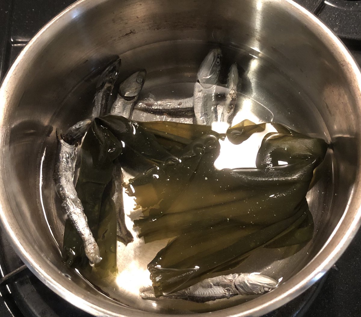 Mp118ポポ 財務省から 足りないとクレーム 焼きそば一人前を 大人2人で食べたら確かに足りない 仕方なく 天ぷら蕎麦を追加 チト目を離した隙に 海老天のシッポが焦げたw この蕎麦 なかなか美味しい