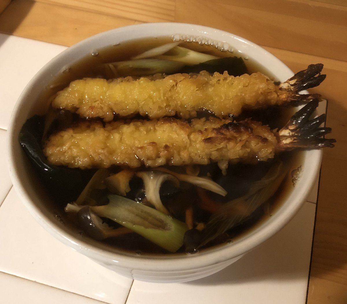 Mp118ポポ 財務省から 足りないとクレーム 焼きそば一人前を 大人2人で食べたら確かに足りない 仕方なく 天ぷら蕎麦を追加 チト目を離した隙に 海老天のシッポが焦げたw この蕎麦 なかなか美味しい