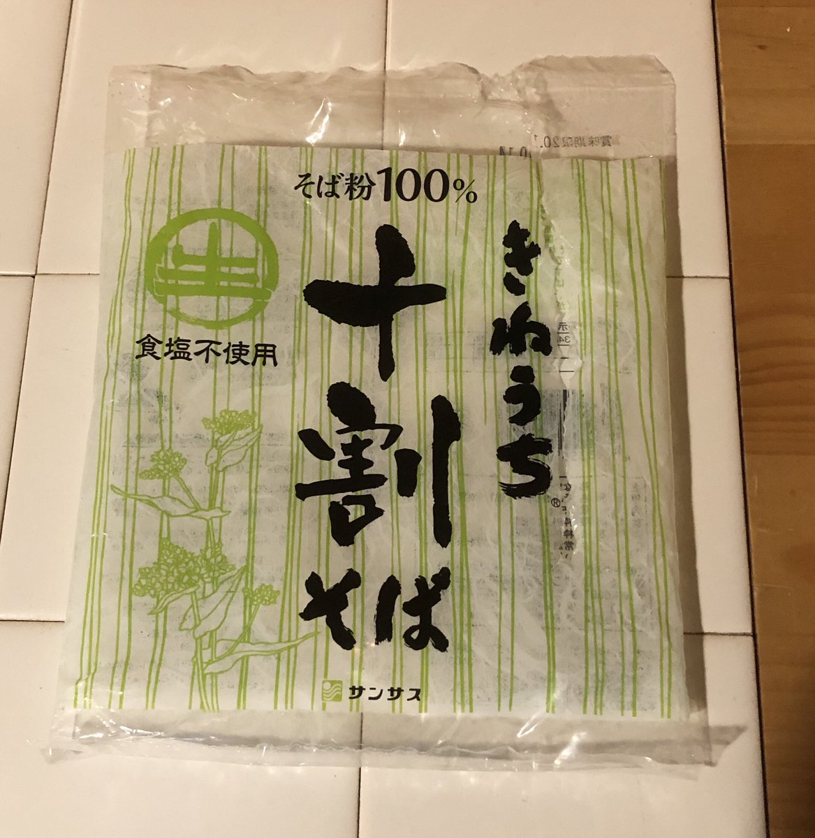 Mp118ポポ 財務省から 足りないとクレーム 焼きそば一人前を 大人2人で食べたら確かに足りない 仕方なく 天ぷら蕎麦を追加 チト目を離した隙に 海老天のシッポが焦げたw この蕎麦 なかなか美味しい