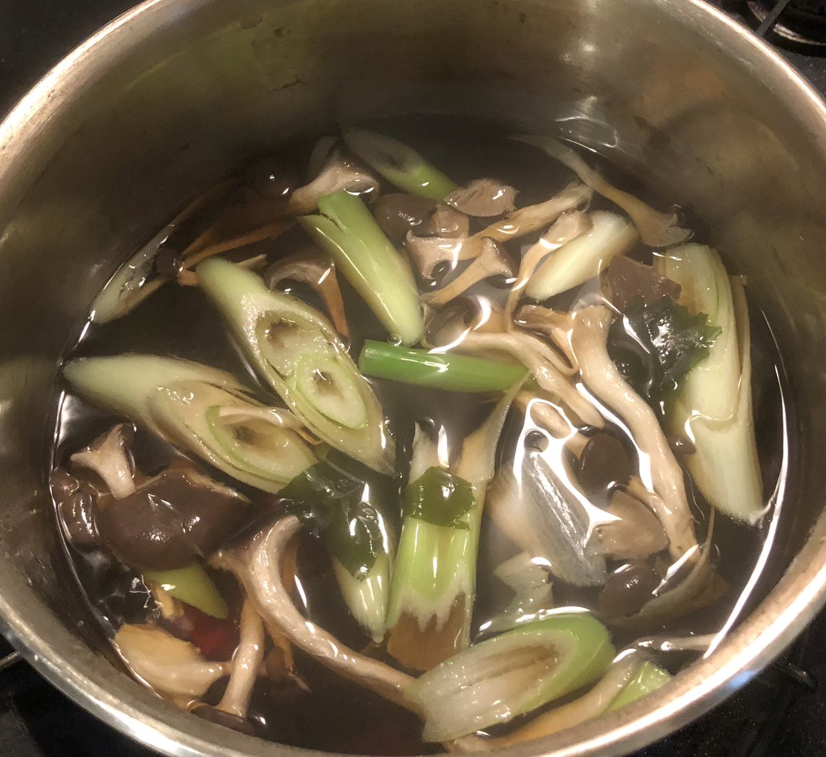 Mp118ポポ 財務省から 足りないとクレーム 焼きそば一人前を 大人2人で食べたら確かに足りない 仕方なく 天ぷら蕎麦を追加 チト目を離した隙に 海老天のシッポが焦げたw この蕎麦 なかなか美味しい