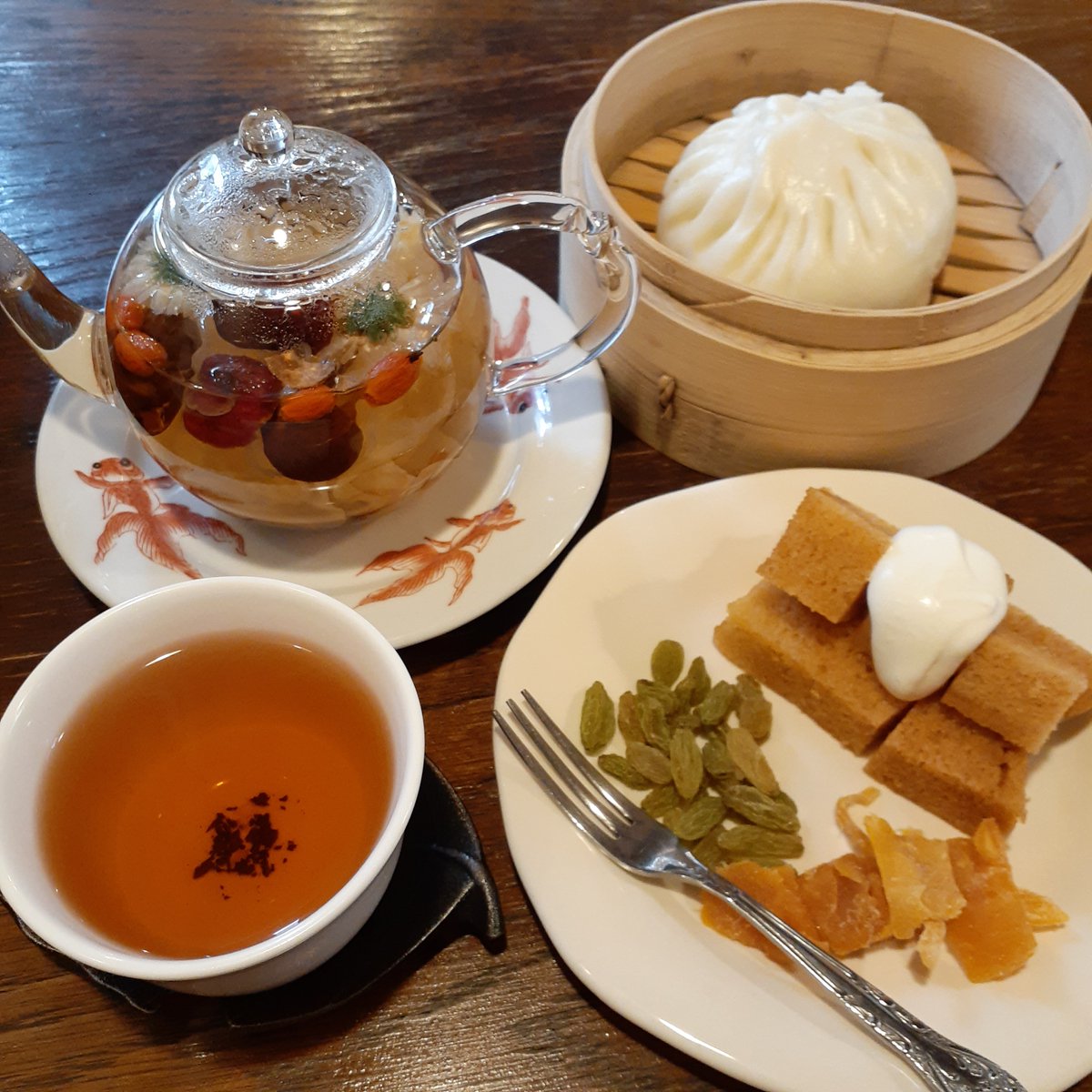 悠 鎌倉で買い物した後 中華街へ 大好きな悟空茶荘でひと休み 棗 山査子 枸杞の実などが入ったオリジナルの悟空八宝茶が美しくて美味しい マーラーカオに生クリーム付けて食べるのも好き ゆったりとお茶を愉しめる 落ち着いた空間 悠 鎌倉で買い物した後 中華街へ 大好きな悟空茶荘でひと休み 棗 山査子 枸杞の実などが入ったオリジナルの悟空八宝茶が美しくて美味しい マーラーカオに生クリーム付けて食べるのも好き ゆったりとお茶を愉しめる 落ち着いた空間