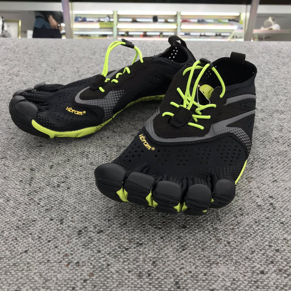 Artsports_Links's tweet photo. 見てビックリ、履いて新鮮な #vibran #ファイブフィンガーズ のご紹介です。
つま先が五本指に分かれ極限まで薄くしたゴム底は、裸足に近い感覚で人間本来の動きを鍛えます。
外反母趾や扁平足など、足のトラブルにお悩みの方にもオススメですよ♪
#アートスポーツ
#リンクス梅田
#ランニング https://t.co/tX5MmcqOn5