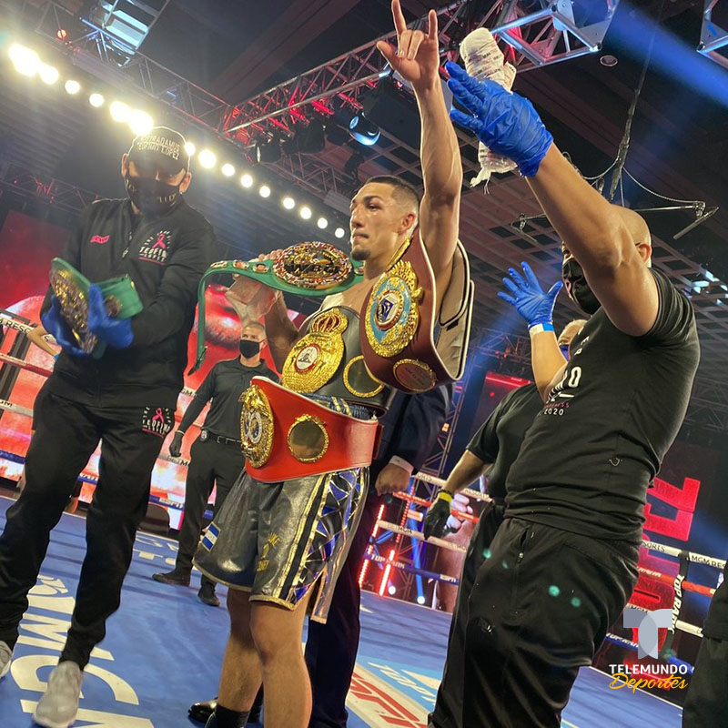 Β‘HONDURAS TIENE NUEVO CAMPEΓN ππ
!
ππ³@TeofimoLopez dio la sorpresa y derrotΓ³ por DecisiΓ³n UnΓ‘nime 116-112, 119-109, 117-111 a @VasylLomachenko πΊπ¦ y se convierte en el nuevo CampeΓ³n Mundial Unificado del Peso Ligero π₯ https://t.co/0L4CLMmTSp