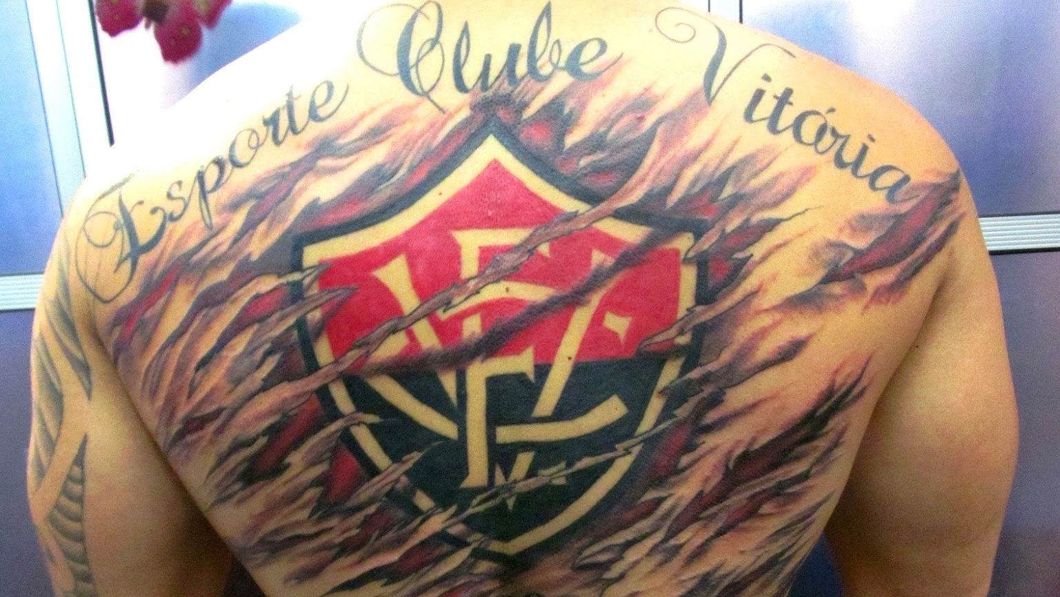 تويتر O Canto Das Torcidas على تويتر O Escudo Do Tricolor Paulista Na Perna Do Rgaarcia Fanatico Pelo Sao Paulo T Co 1flmo6om8n