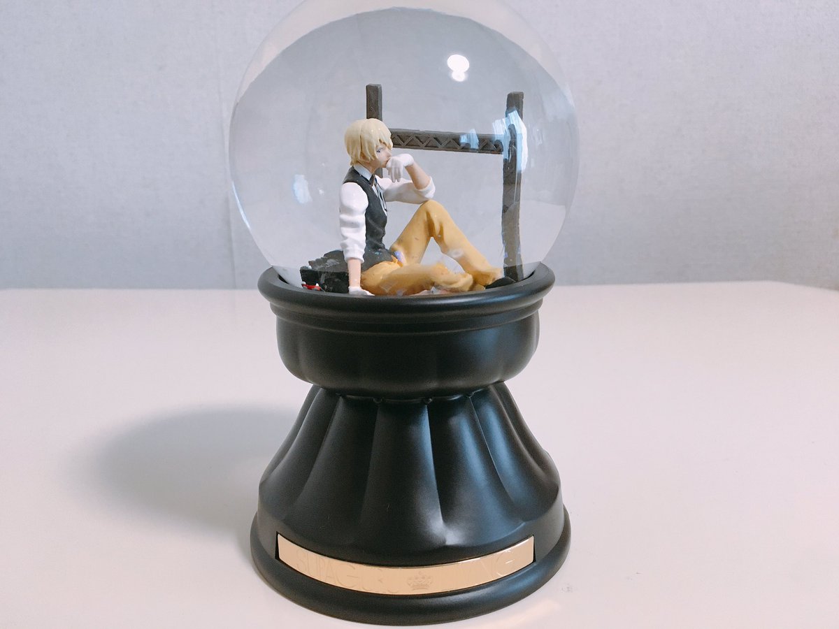 タバコがもはやマシュマロ 眉毛がない 1万円払って1年待ったのに 名探偵コナン の安室と赤井のスノードームのクオリティがとんでもなかった Togetter