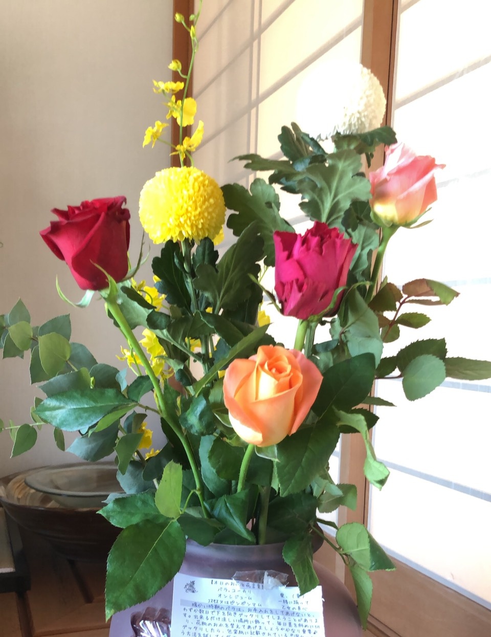 るい 母に勧めていた ピュアフラワー の初回が届いたそうで 満足 と写真が まだ花瓶に突っ込んだだけとのことだが 豪華 ほんと羨ましい 宅配ボックスあれば 私だって 地方だからか860円だそう 花サブスク7社経験してる私からしたらありえん