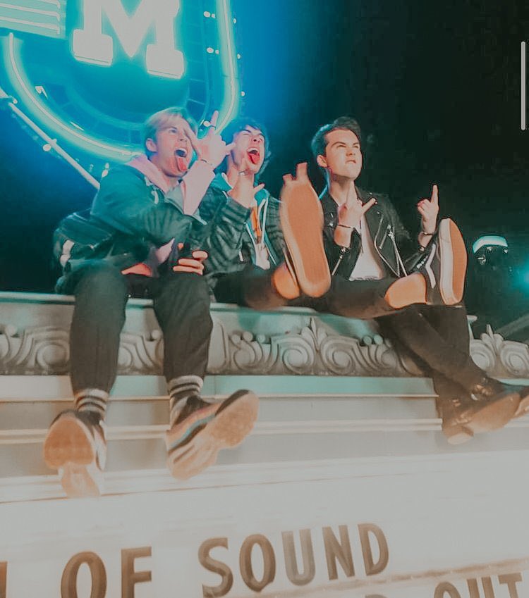 rLesques's tweet photo. 𝐚𝐝𝐨𝐫𝐞 𝐲𝐨𝐮 | 𝐀𝐔 𝐉𝐔𝐊𝐄

Onde Julie, em um ato carinhoso, faz um cover de sua banda favorita, mas não esperava uma proporção tão grande de visualizações, e nem que uma delas era de seu ídolo, Luke. https://t.co/pmnMreOsxb