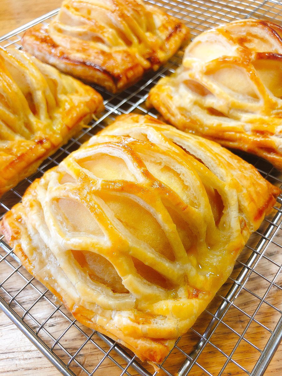 ｒｉｍｕ 紅玉のコンポートが半玉入ったカスタードアップルパイ かなり加工してるから分かりにくいけど焼きムラが酷い おうち時間 おうちcafe おうちカフェ お菓子作り 手作りお菓子 アップルパイ カスタードアップルパイ 手作りアップル