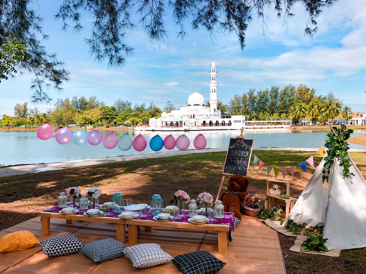 ezayhadry's tweet photo. Hai warga twitter, mintak tolong jasa anda untuk support bisnes adik saya...Dia buat setup untuk picnic, suprise party dan small gathering..boleh contact dia..Tolong RT pun takpe...Btw hari ni birthday dia 18 Oktober...Thank you https://t.co/MJvzvmCzP3