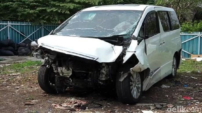 #Foto Mobil Alphard yang ditumpangi Ahmad Hanafi Rais terlibat kecelakaan beruntun di Tol Cipali. Mobil yang ditumpangi putra Amien Rais itu pun rusak. Berikut kondisi mobil tersebut. https://t.co/cofAt44sEE
--
#Kecelakaan #TolCipali #AhmadHanafiRais https://t.co/vTuhlobm1s