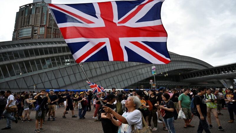 香港反送中運動期間,經常在抗爭現場揮舞英國國旗的「王婆婆」王鳳瑤,自去年8月11日被帶走後不知去向,歷經1年多的時間,她從大陸返港。17日她召開記者會親訴經歷,感嘆:我差一點就死在中國。 https://t.co/n0CblHRlDx