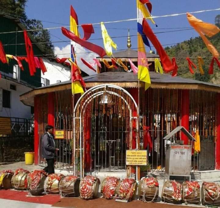 उत्तराखंड के रुद्रप्रयाग जिले में अद्भुत कालीमठ मंदिर जहां मूर्ति की पूजा ना होकर काली माँ के श्रीयंत्र की पूजा होती है। और यहां पर माँ काली के साथ साथ माँ लक्ष्मी का भी बास है।
🙏जय माता की🚩 https://t.co/ZVizRZSaLK