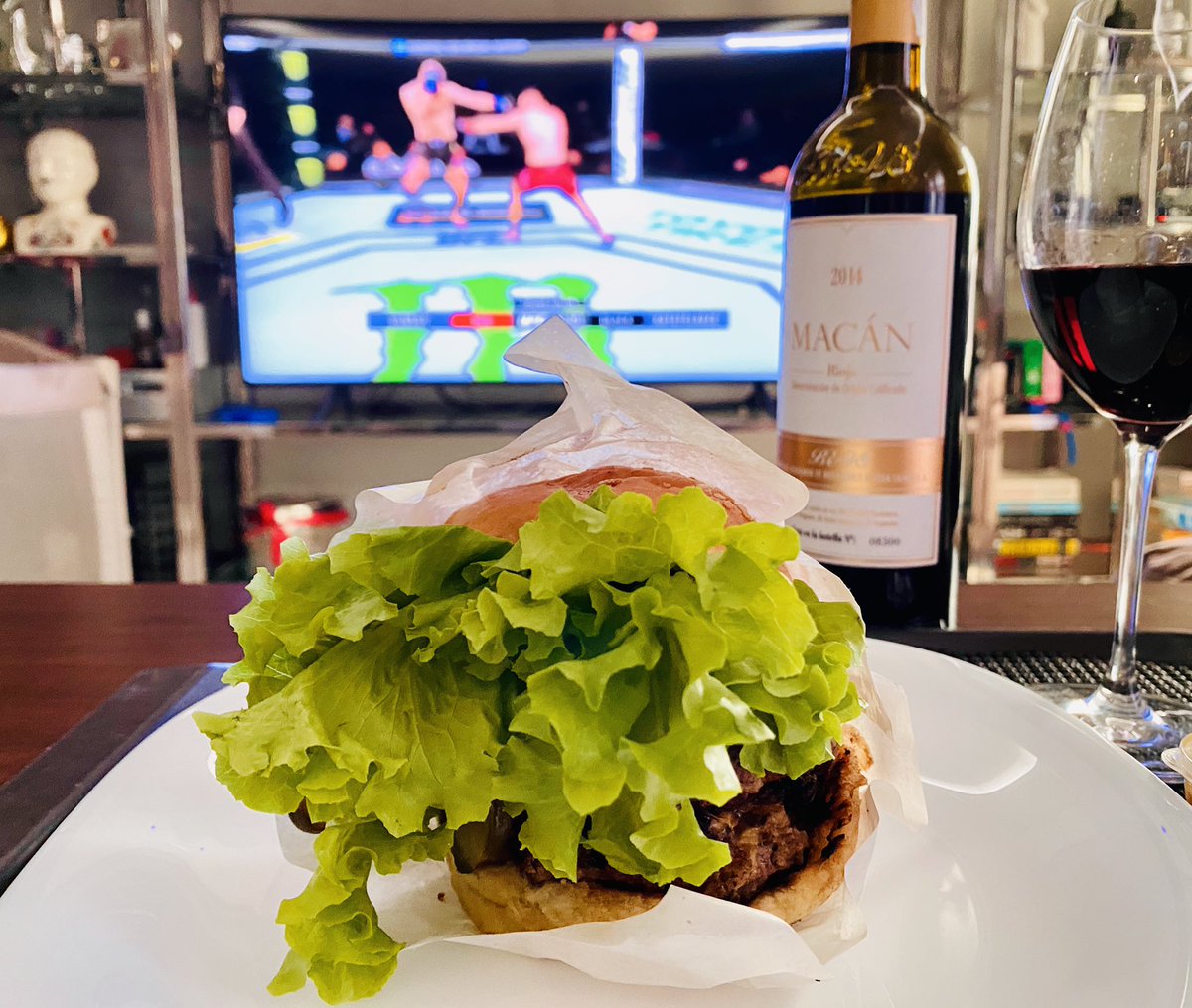 Vernon_Go's tweet photo. Made the old fashioned way... well almost... by iPhone light 💡 no electricity @smashandbite by the real Burger King @RicoRobleslive paired with a lovely Rioja by Rothschild &amp; Vega Sicilia with #UFCFightIsland6 #thick #Chunky https://t.co/FowH9Iu3eU