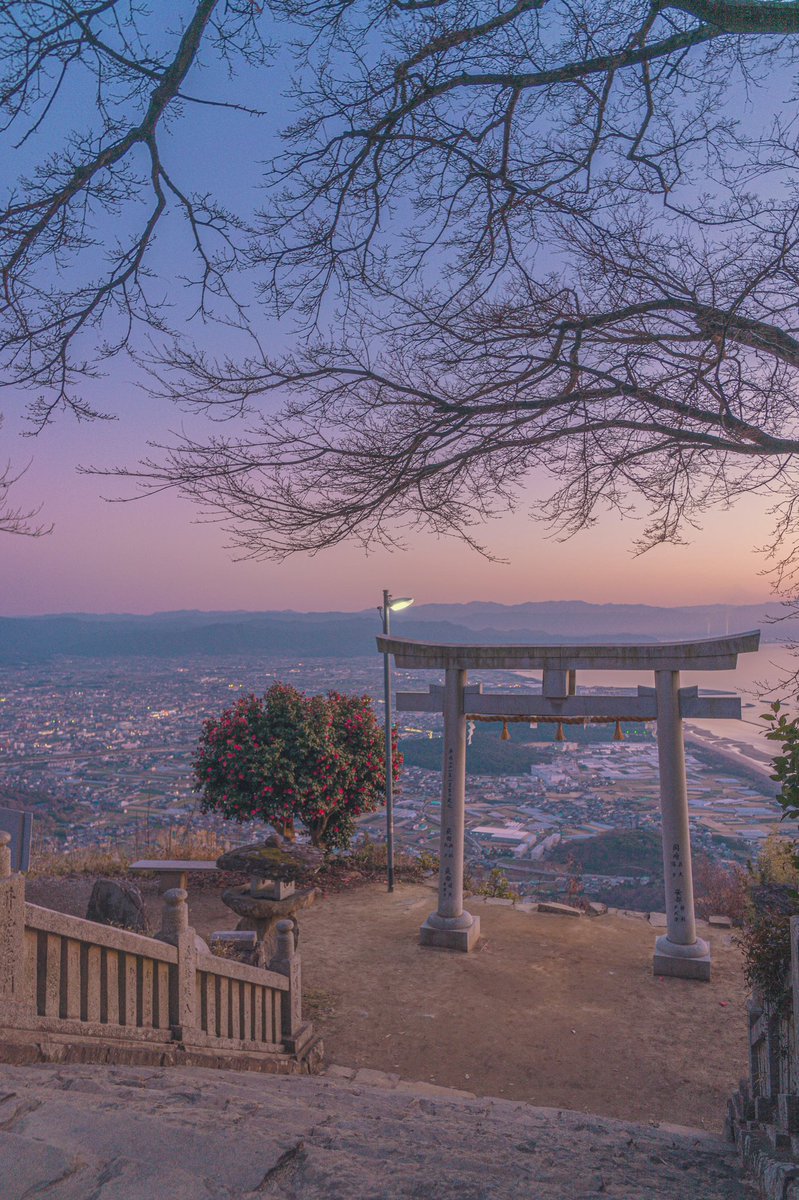 香川県の 天空の鳥居 から見る絶景が アニメみたい で素晴らしい 実際に 結城友奈は勇者である の聖地だった Togetter 香川県の 天空の鳥居 から見る絶景が アニメみたい で素晴らしい 実際に 結城友奈は勇者である の聖地だった Togetter