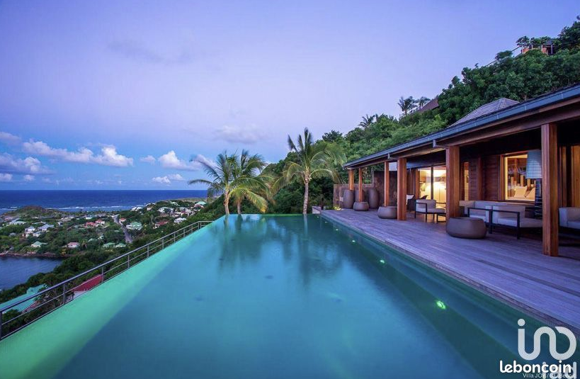 Retour à Saint Barth avec cette belle propriété. 7 pièces, 549 m², salle de gym, de cinéma, une chambre froide () et une cuisine équipée, tant qu'à faire. 12 800 000 sacs et ce charmant bien est à vous.