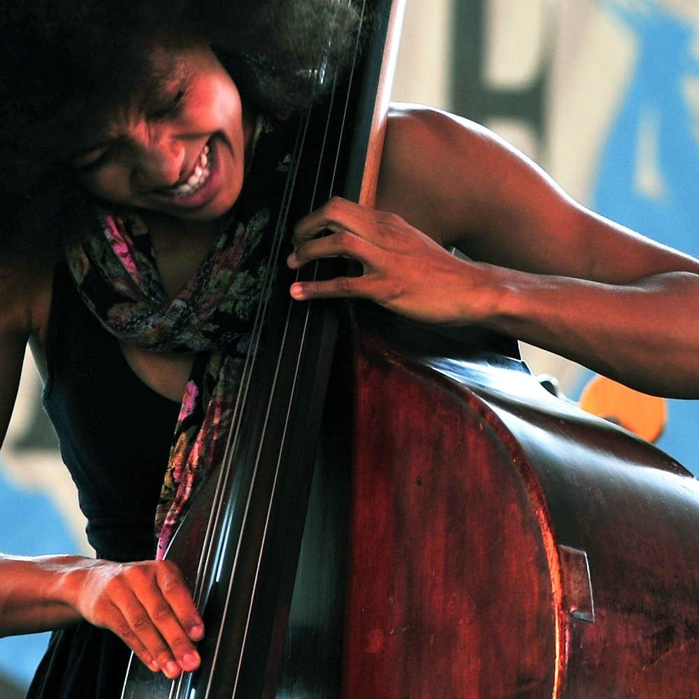 Happy birthday to the incredible bassist, Esperanza Spalding! Who\s a fan? 