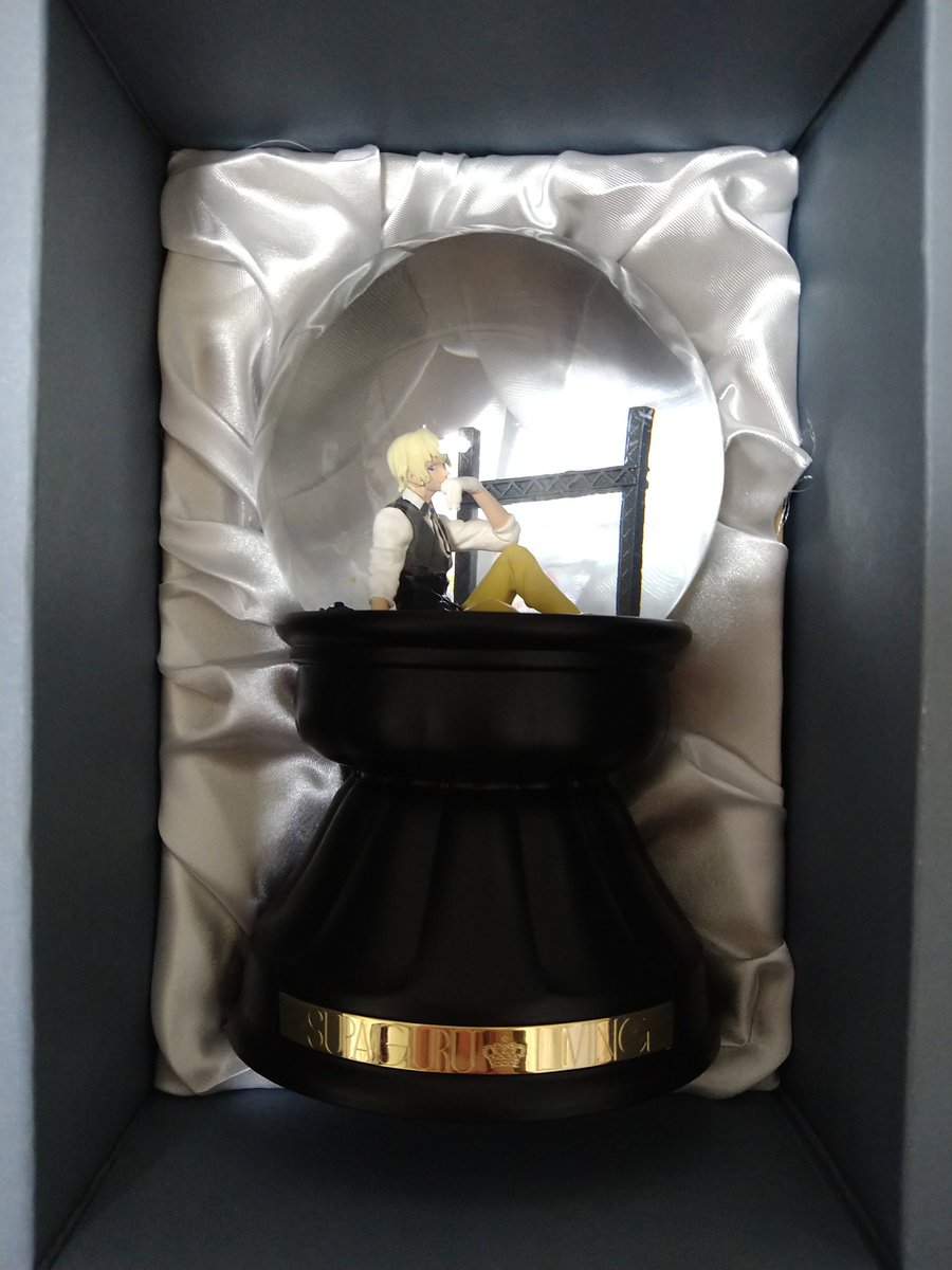 タバコがもはやマシュマロ 眉毛がない 1万円払って1年待ったのに 名探偵コナン の安室と赤井のスノードームのクオリティがとんでもなかった Togetter