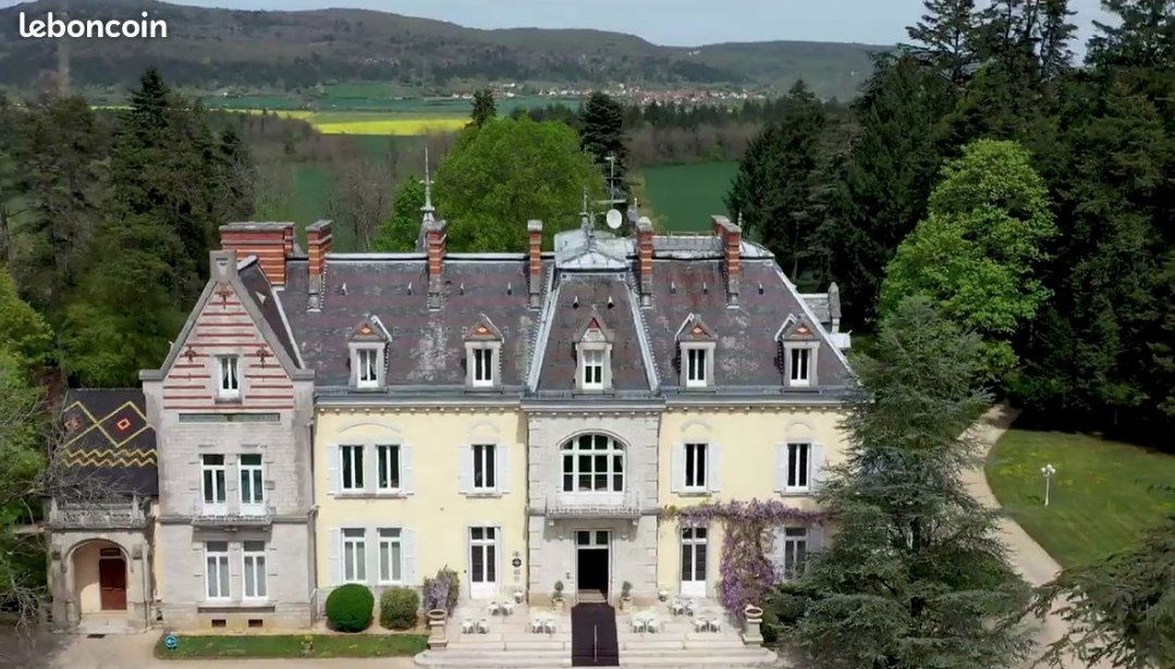 Découvrez la Bourgogne et Dijon avec cette charmante demeure de 1 000 m² à 10 000 000 € tout rond sur un terrain de 400 000m².Le ptit plus ? Un héliport en service et possibilité de remettre en état une piste d'atterrissage.