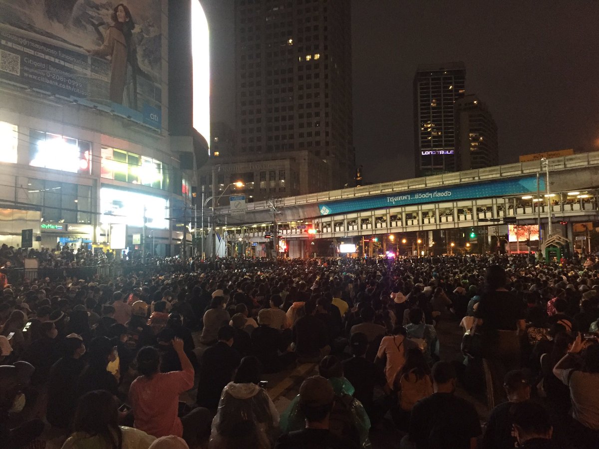 raweekoon's tweet photo. #ม็อบ18ตุลา sub group protest at Asok intersection. Calm &amp; powerful https://t.co/PaPrGYFjFj