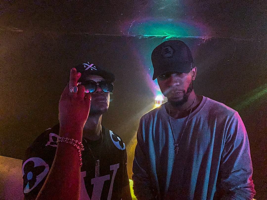 Square_Flow's tweet photo. .@TENOR_officiel posé with @DarealBlueMagic. 👀 1x2plus 🧢🤞🏾
#Squareflow #1x2plus https://t.co/1XGMc95YEr