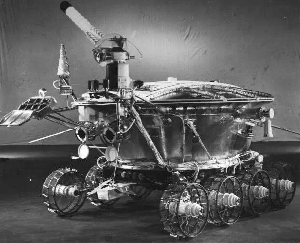 8- Emik Avagyan tekerlekli sandalyeyi yarattı. 1961 yılında John Kenndy bu keşif için Avagyan’ı öldülendirdi.Alexander Leonovich Kemurdzhian ay robotu  Lunokhod rover'ın tasarımını yaptıCher gerçek adıyla Cherilyn Sarkisian, şarkıcı, oyuncu, film yapımcısı.