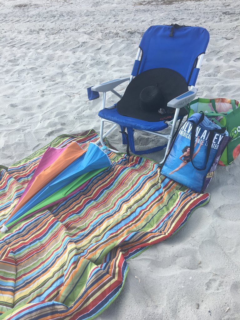JoelettaPatrick's tweet photo. Beach time https://t.co/RojqFWg6x2