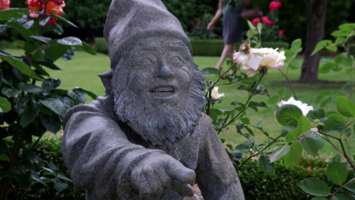 nooooo regina really put the gnome that laughed at her in her garden as decoration, why is that so funny asdfghgfds
