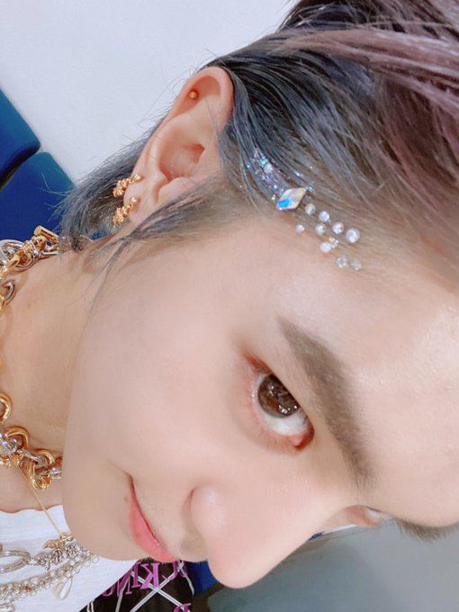 Bts Nct ラインストーンメイク がメンズにも流行中 男女の垣根超えたキラキラメイクに注目 モデルプレス