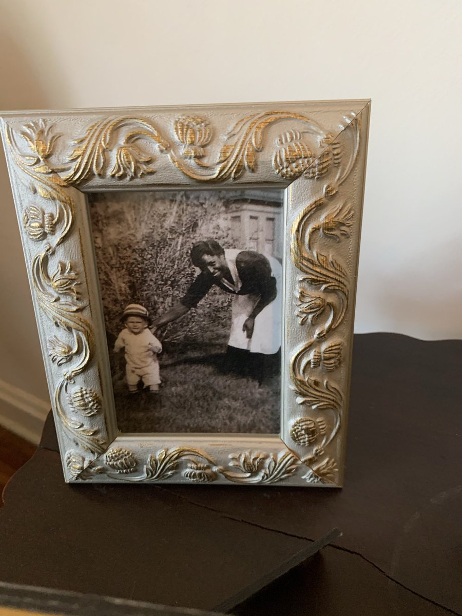 MinneishaP's tweet photo. These images shows how the owners would take photos with the hired help, these pictures were expensive to take and took at least 2 minutes to properly take a clear photo so more than likely these images were for safekeepings #AFRusa20 https://t.co/lHYTwj0kj1