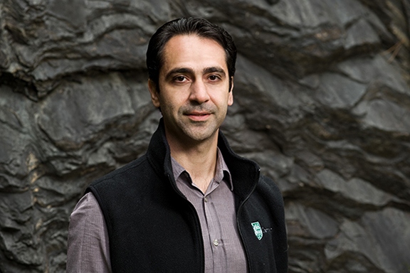 20- Agop Kotoğyan veya takma adıyla Kolsuz Türkiye'de yetişmiş en önemli cilt uzmanıydı.İvan Abrahamyan, kimya alanında meşhur "The Cram Lehn Pedersen" ödülüne layık görülen büyük kimyager