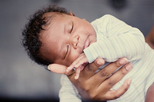 infobabyem's tweet photo. From birth, some babies need more or less sleep than others. Most newborn babies are asleep more than they are awake. Their total daily sleep varies, but can be from 8 hours up to 16 or 18 hours. Babies will wake during the night because they need to be fed. #babyem https://t.co/e6YPsUyi2g