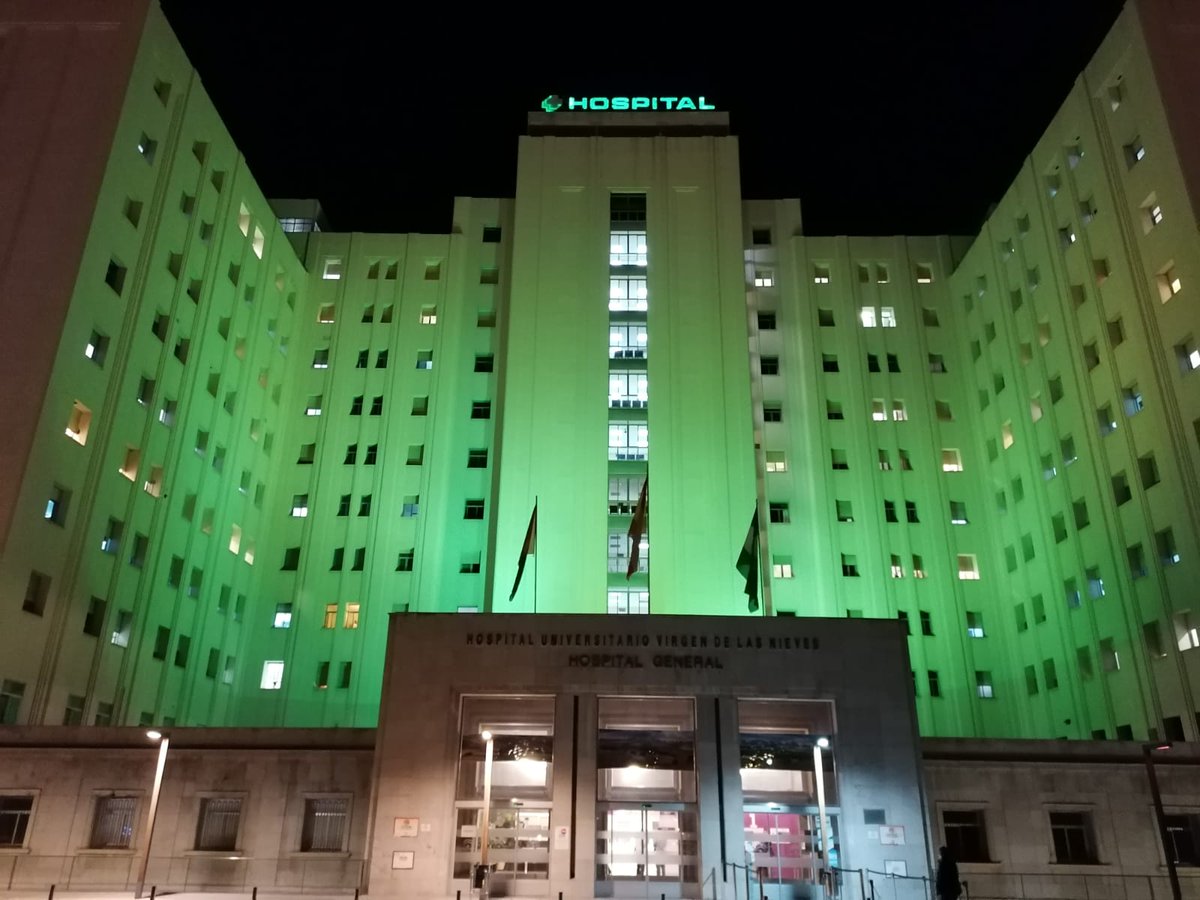 Con color verde pijama ha amanecido esta mañana el hospital tras toda la noche iluminado para conmemorar el Día del anestesiólogo.