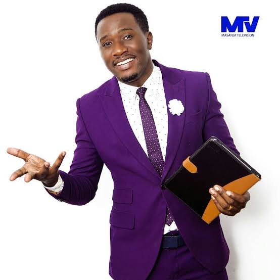 nulphin's tweet image. Tumalize ubishi kabisa Hebu tuone kama harmorapa nae ana nyota. 
Retweet kwa harmorapa na Like kwa masanja.