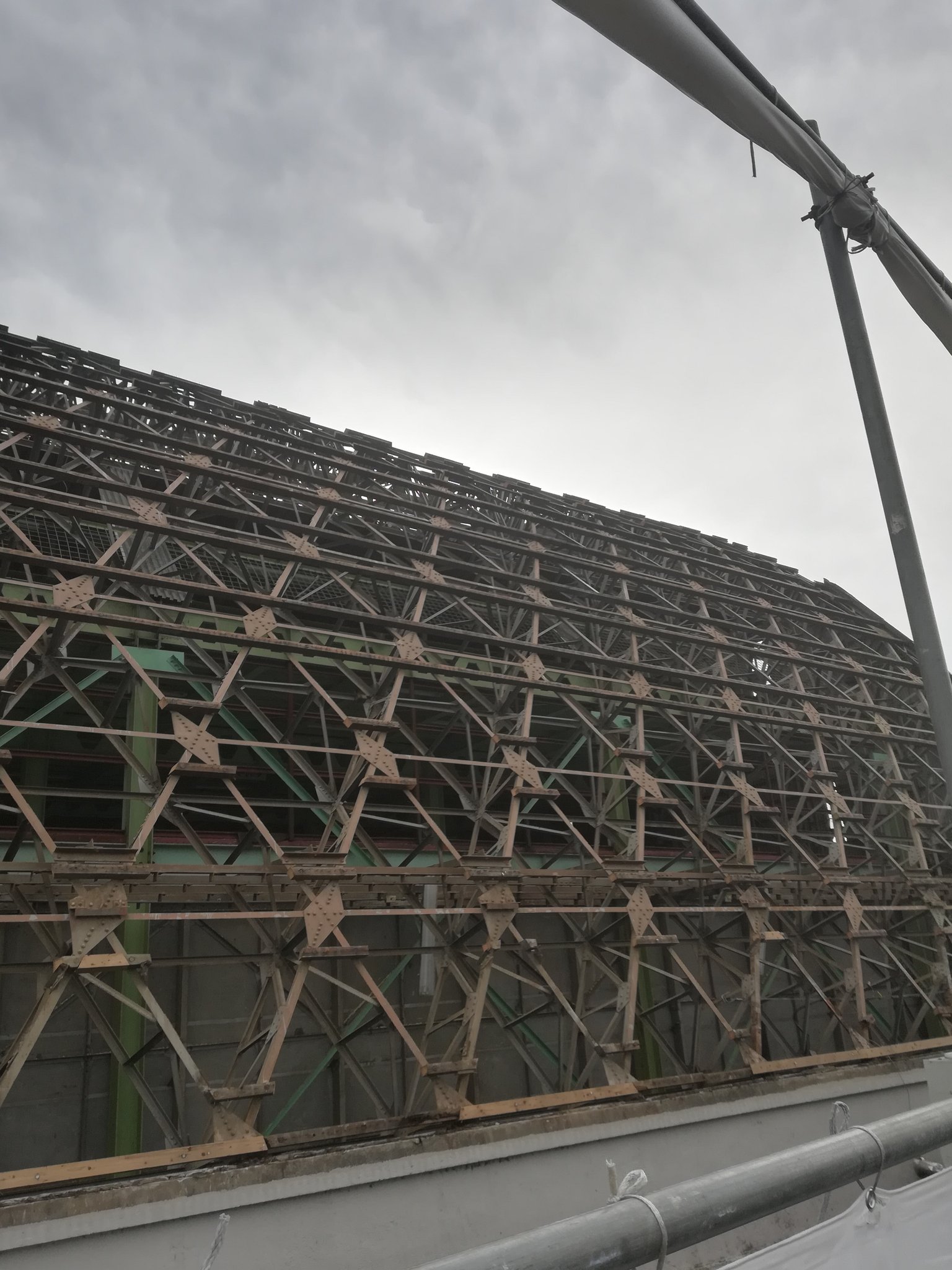 建築学生の呟き 美しいダイヤモンドトラス構造があらわに まもなく解体かなぁ 旧陸軍気球聯隊第二格納庫 川光倉庫 T Co 3ktpwipphn Twitter