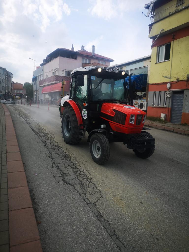 ◾Koronavirüs ile mücadelemizi sürdürüyoruz.
◾Pulvelizatörlü traktör ile açık alanlarda gerçekleştirdiğimiz dezenfekte çalışmalarından kareler.
◾#Temizlik, #Maske ve #Mesafe kurallarına dikkat ederek virüs ile mücadeleyi kazanacağız.
#SağlıkİcinHepimizİcin