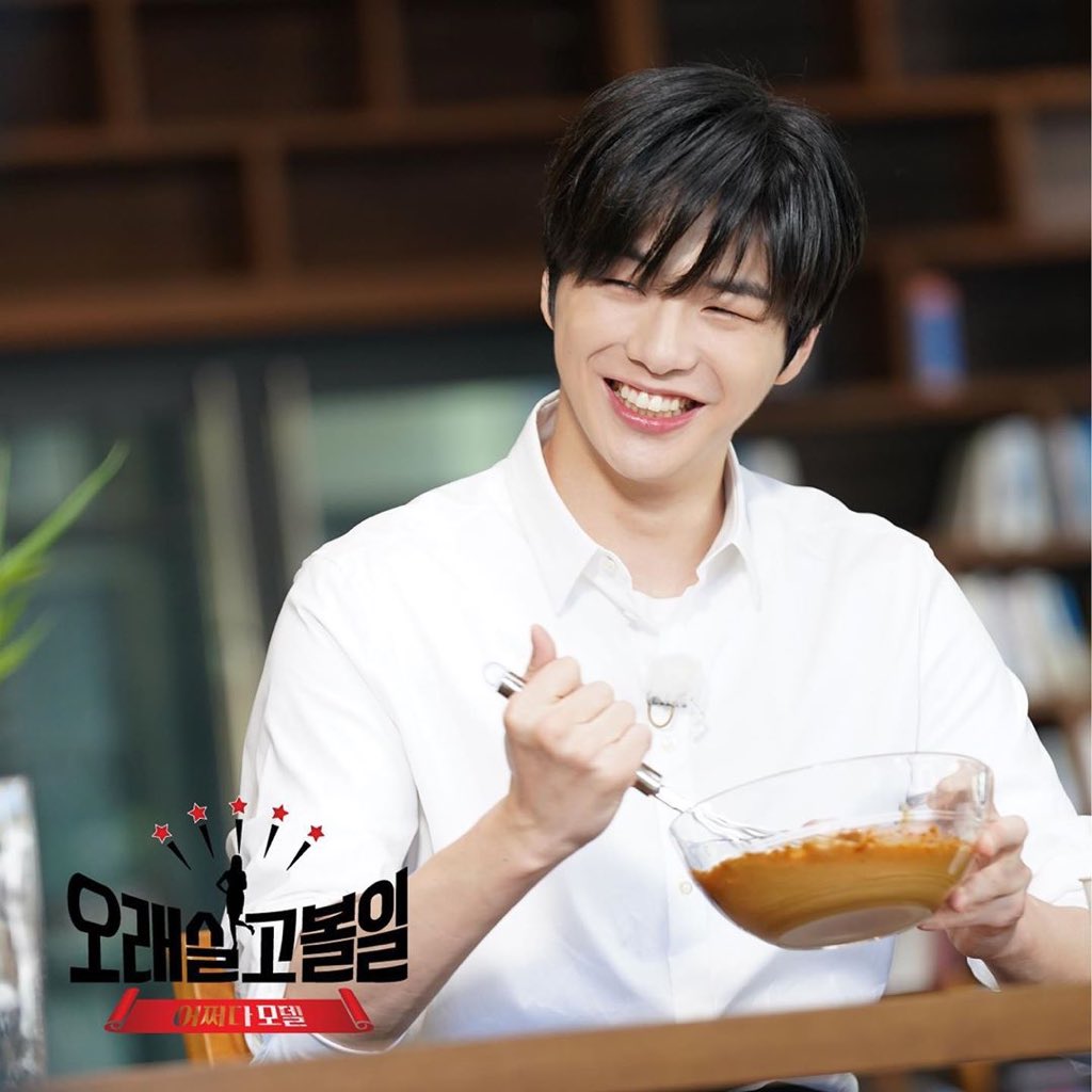 Anis_officialx's tweet photo. Waiting for MC Kang ..... 💃🏻💃🏻💃🏻💃🏻

#오래살고볼일
#스페셜멘토녜리
#강다니엘

💖✨💖✨
@konnect_danielk #KANGDANIEL #강다니엘 https://t.co/7GdmHls8mZ