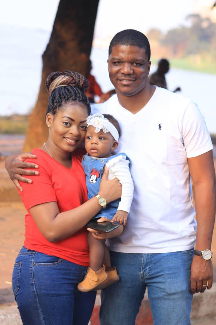 JLanalyste's tweet photo. 🔴📸✨ #ImageDuDimanche
Au delà de leur engagement ds l'#UDPS, les combattants sont pr la plupart responsables et pères de famille.
Voici la famille de Ted BELESHAYI @juantedbelkas à qui ns souhaitons un bon dimanche. https://t.co/i8MpKUBMs9