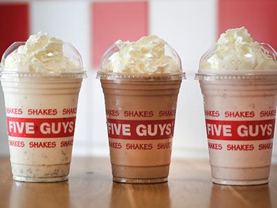 Chill out! Head to Five Guys or order the yummiest milkshakes through Jahez, Hungerstation and ToYou
برد قلبك مع الميلك شايك المنعش من فايف جايزاطلب الآن من هنجر ستيشن، جاهز و-تو يو