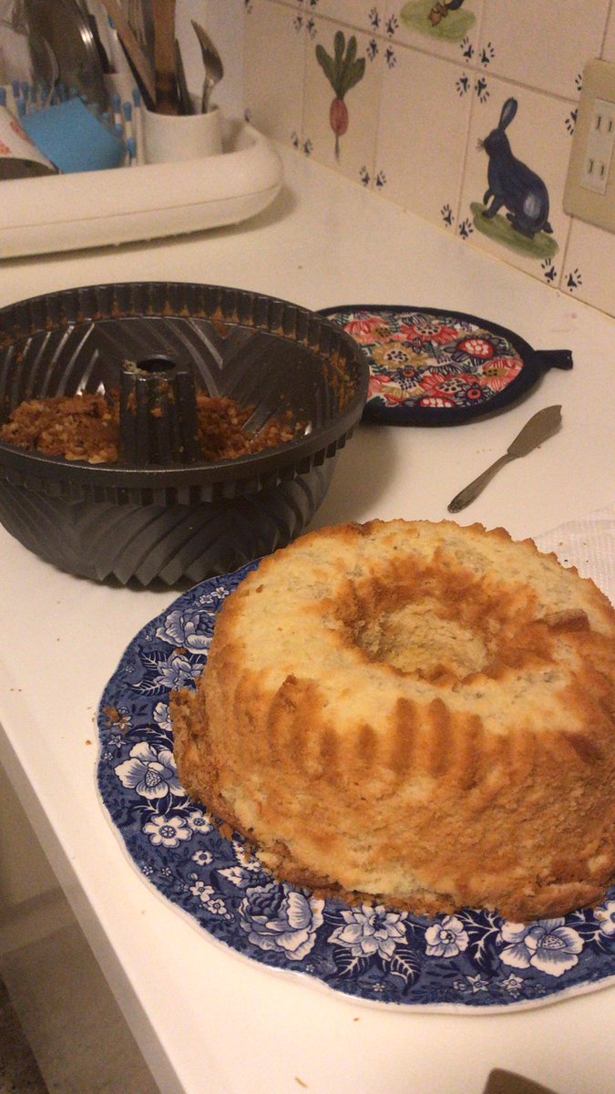 AgnessKaku's tweet photo. I’m about to break up with this Bundt cake pan. https://t.co/qGXvKP5Mjv